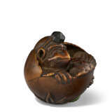 A WOOD CARVED NETSUKE OF TENGU NO TAMAGO - фото 2