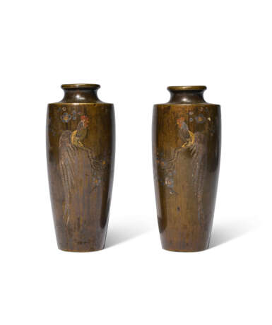 A PAIR OF SOFT-METAL-INLAID BRONZE VASES WITH ROOSTERS - photo 1