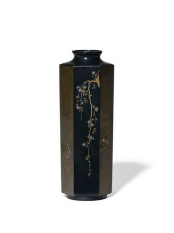 A HEXAGONAL SOFT-METAL-INLAID SHIBUICHI AND SHAKUDO VASE - Foto 1