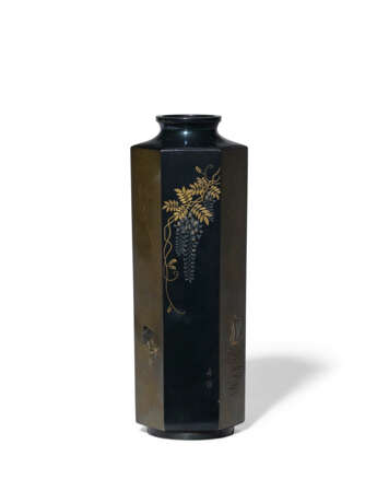 A HEXAGONAL SOFT-METAL-INLAID SHIBUICHI AND SHAKUDO VASE - Foto 2