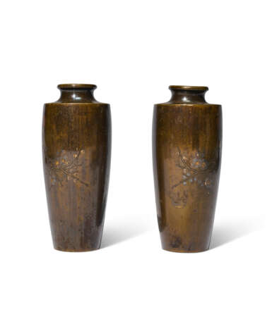 A PAIR OF SOFT-METAL-INLAID BRONZE VASES WITH ROOSTERS - photo 2