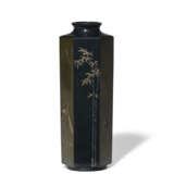 A HEXAGONAL SOFT-METAL-INLAID SHIBUICHI AND SHAKUDO VASE - Foto 3