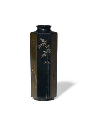 A HEXAGONAL SOFT-METAL-INLAID SHIBUICHI AND SHAKUDO VASE - Foto 3