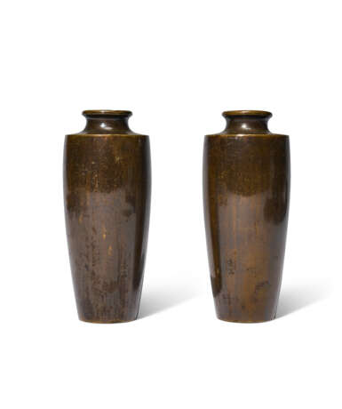 A PAIR OF SOFT-METAL-INLAID BRONZE VASES WITH ROOSTERS - photo 3