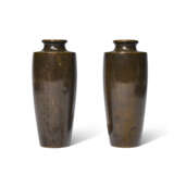 A PAIR OF SOFT-METAL-INLAID BRONZE VASES WITH ROOSTERS - photo 3