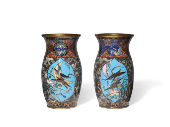 A PAIR OF CLOISONNE ENAMEL VASES WITH BIRDS - Foto 1