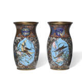 A PAIR OF CLOISONNE ENAMEL VASES WITH BIRDS - Foto 1