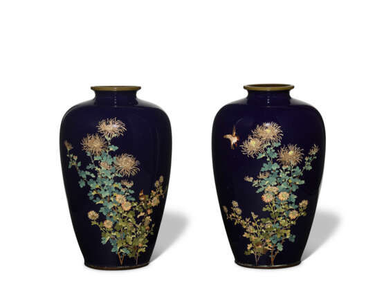 A PAIR OF SMALL CLOISONNE ENAMEL VASES WITH CHRYSANTHEMUMS - photo 1