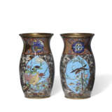 A PAIR OF CLOISONNE ENAMEL VASES WITH BIRDS - Foto 3