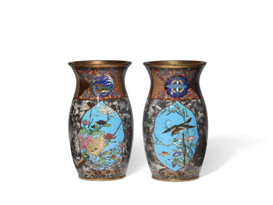 A PAIR OF CLOISONNE ENAMEL VASES WITH BIRDS - Foto 3