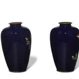 A PAIR OF SMALL CLOISONNE ENAMEL VASES WITH CHRYSANTHEMUMS - photo 2