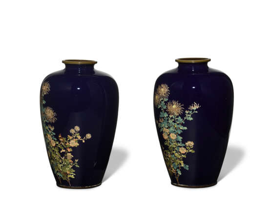 A PAIR OF SMALL CLOISONNE ENAMEL VASES WITH CHRYSANTHEMUMS - photo 3