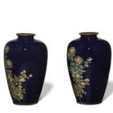 A PAIR OF SMALL CLOISONNE ENAMEL VASES WITH CHRYSANTHEMUMS - photo 3