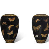 A PAIR OF SMALL CLOISONNÉ ENAMEL VASES WITH BUTTERFLIES - photo 2