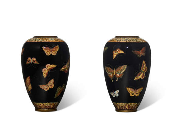 A PAIR OF SMALL CLOISONNÉ ENAMEL VASES WITH BUTTERFLIES - photo 2