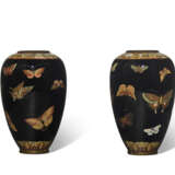 A PAIR OF SMALL CLOISONNÉ ENAMEL VASES WITH BUTTERFLIES - photo 3