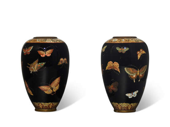 A PAIR OF SMALL CLOISONNÉ ENAMEL VASES WITH BUTTERFLIES - photo 3