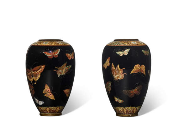 A PAIR OF SMALL CLOISONNÉ ENAMEL VASES WITH BUTTERFLIES - photo 4