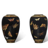 A PAIR OF SMALL CLOISONNÉ ENAMEL VASES WITH BUTTERFLIES - photo 4