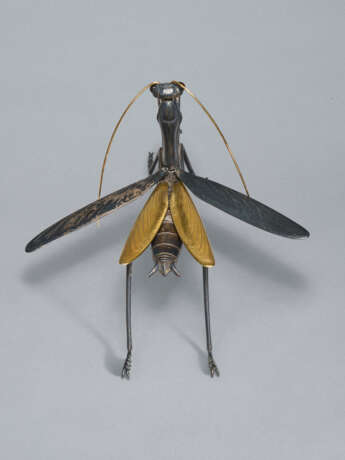 A SILVER AND GOLD ARTICULATED SCULPTURE OF PRAYING MANTIS - photo 2