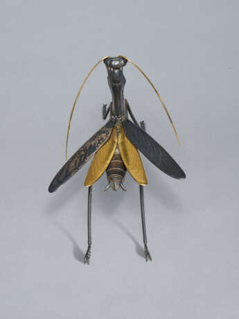 A SILVER AND GOLD ARTICULATED SCULPTURE OF PRAYING MANTIS - photo 3