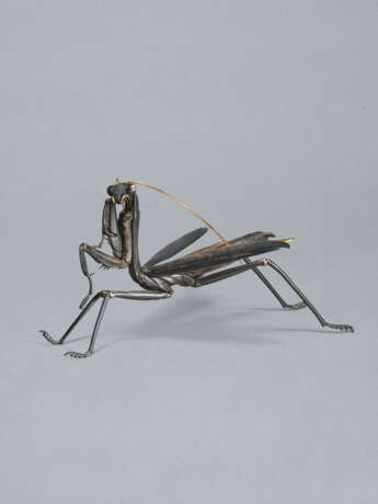 A SILVER AND GOLD ARTICULATED SCULPTURE OF PRAYING MANTIS - photo 8