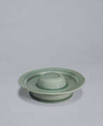 Grès cérame. A CELADON STONEWARE CUP STAND WITH FLORAL DESIGN