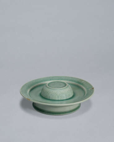 A CELADON STONEWARE CUP STAND WITH FLORAL DESIGN - Foto 1