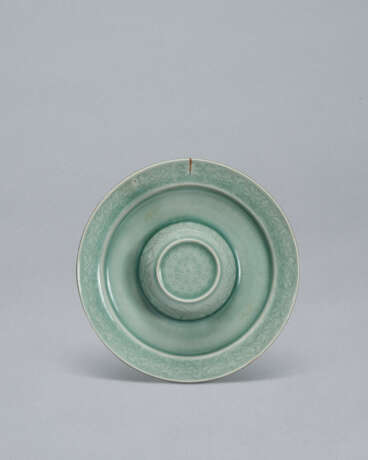 A CELADON STONEWARE CUP STAND WITH FLORAL DESIGN - Foto 2