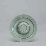 A CELADON STONEWARE CUP STAND WITH FLORAL DESIGN - Foto 2