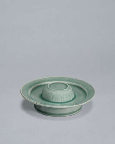 A CELADON STONEWARE CUP STAND WITH FLORAL DESIGN - Foto 4