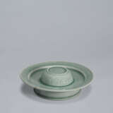 A CELADON STONEWARE CUP STAND WITH FLORAL DESIGN - Foto 4