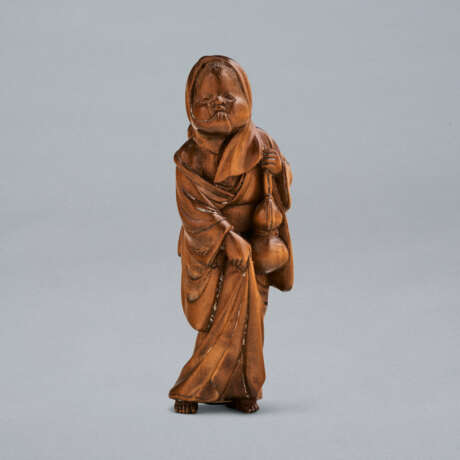 A CARVED WOOD NETSUKE OF OKAME CARRYING A MUSHROOM AND A GOURD - Foto 1