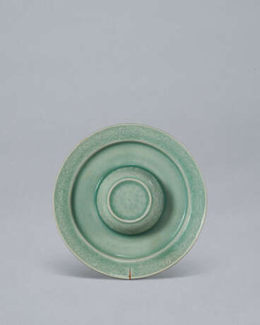 A CELADON STONEWARE CUP STAND WITH FLORAL DESIGN - Foto 5