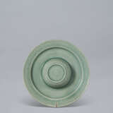 A CELADON STONEWARE CUP STAND WITH FLORAL DESIGN - Foto 5