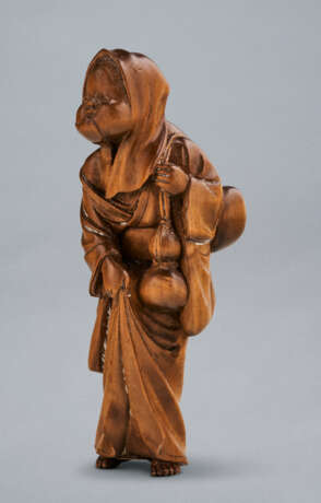 A CARVED WOOD NETSUKE OF OKAME CARRYING A MUSHROOM AND A GOURD - Foto 2