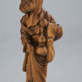 A CARVED WOOD NETSUKE OF OKAME CARRYING A MUSHROOM AND A GOURD - Foto 2