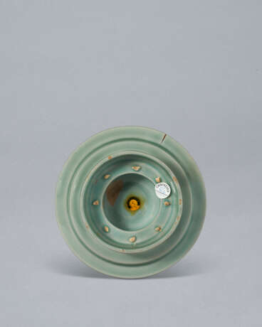 A CELADON STONEWARE CUP STAND WITH FLORAL DESIGN - Foto 6