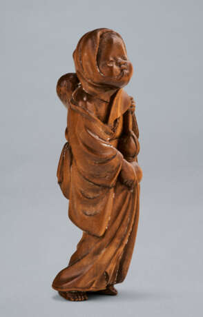 A CARVED WOOD NETSUKE OF OKAME CARRYING A MUSHROOM AND A GOURD - Foto 3