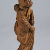 A CARVED WOOD NETSUKE OF OKAME CARRYING A MUSHROOM AND A GOURD - Foto 3