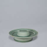 A CELADON STONEWARE CUP STAND WITH FLORAL DESIGN - Foto 7