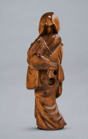 A CARVED WOOD NETSUKE OF OKAME CARRYING A MUSHROOM AND A GOURD - Foto 4