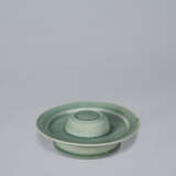 A CELADON STONEWARE CUP STAND WITH FLORAL DESIGN - Foto 8