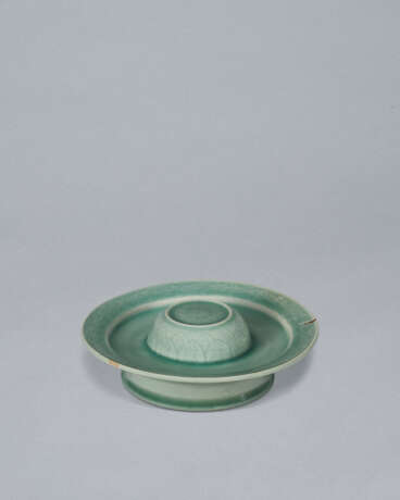 A CELADON STONEWARE CUP STAND WITH FLORAL DESIGN - Foto 8