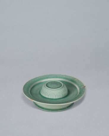 A CELADON STONEWARE CUP STAND WITH FLORAL DESIGN - Foto 9