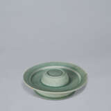 A CELADON STONEWARE CUP STAND WITH FLORAL DESIGN - Foto 9