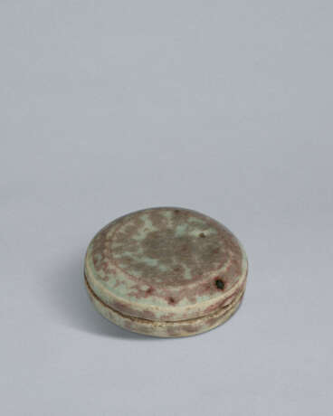 A SMALL CELADON BOX AND COVER WITH UNDERGLAZE COPPER-RED - Foto 1