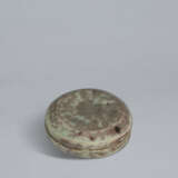 A SMALL CELADON BOX AND COVER WITH UNDERGLAZE COPPER-RED - Foto 1