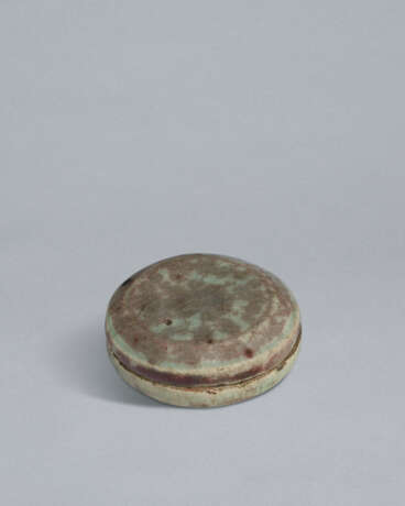 A SMALL CELADON BOX AND COVER WITH UNDERGLAZE COPPER-RED - Foto 2