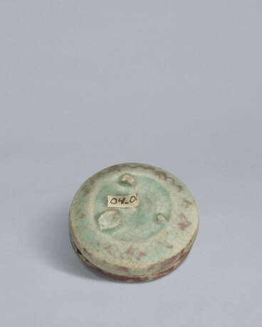 A SMALL CELADON BOX AND COVER WITH UNDERGLAZE COPPER-RED - Foto 3